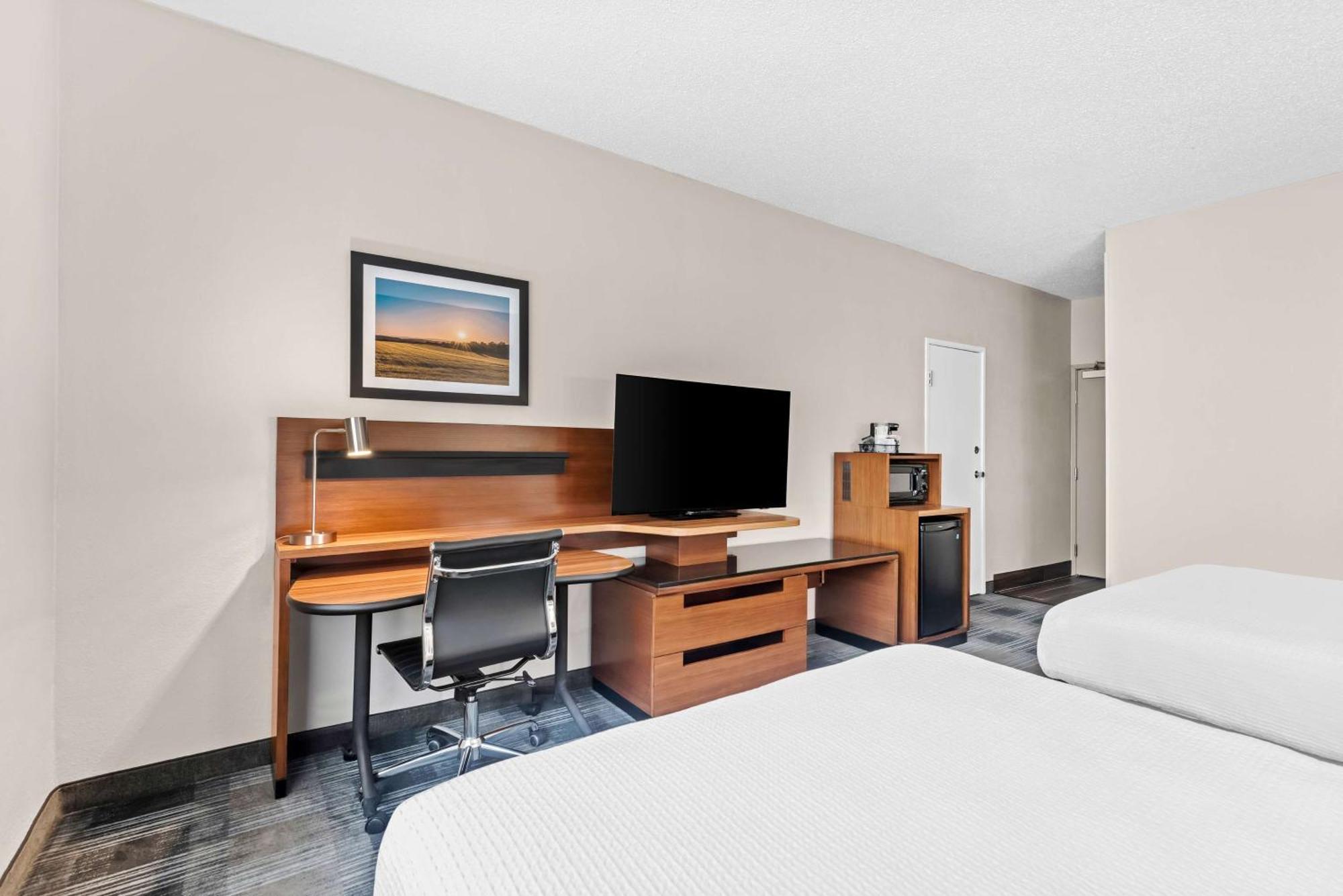 Western & Hotel 3*